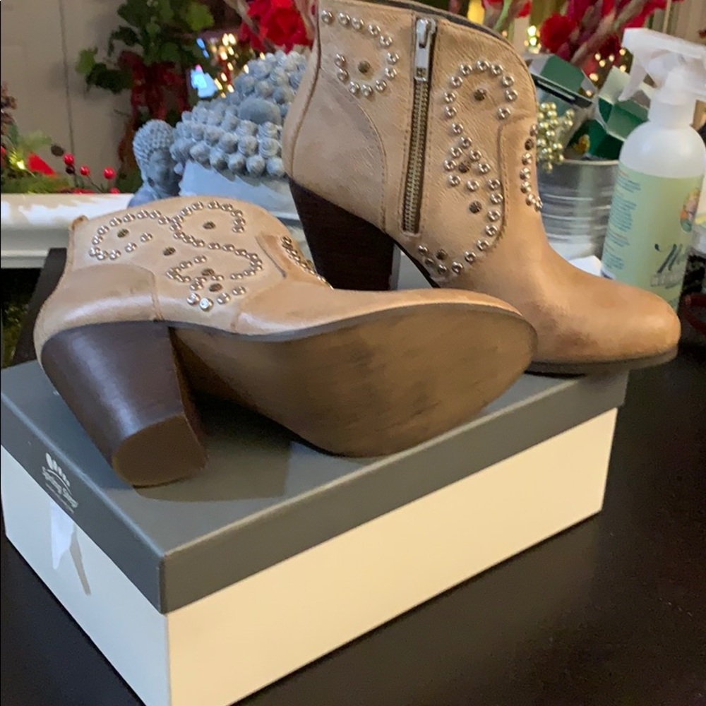 New! Steve Madden Leather Distressed Booties - Picture 4 of 9